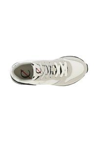 Sneaker con tomaia in pelle bianca e dettagli in suede grigio, caratterizzato da lacci piatti bianchi, suola in gomma nera e un logo all'interno della scarpa.
