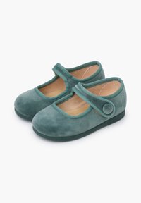 Žalios suknelės Mary Jane batai su apvaliais pirštais, elastinga juostele ir mygtuko detaile; pasižymi minkšta tekstūra ir paminkštintomis vidpadžiais, užtikrinančiais patogumą.