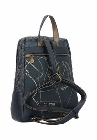 Mochila de cuero azul marino con tejido texturizado, acentos dorados, bolsillo frontal y patrones de diseño. Cuenta con correas dobles y un asa en la parte superior.