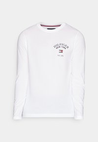Langärmliges weißes T-Shirt aus Baumwolle mit einem Logo und Markentext in dunkelblau und rot, Rundhalsausschnitt und Seitennähten.