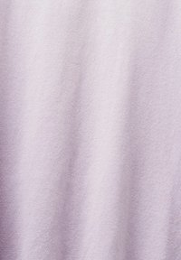 Tissu lavande doux avec une texture fine en tricot et des plis verticaux subtils, montrant un tissage détaillé et une surface lisse.