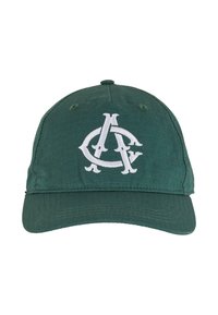 Cappello verde realizzato in tessuto testurizzato, caratterizzato da un logo ricamato bianco sul fronte. Visiera curva con dettagli di cucitura e fori di ventilazione.
