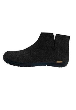 Schwarze Filz-Ankle-Boots mit niedrigem Profil, glatter Textur und subtilen Ausschnitt-Details. Verfügt über eine strukturierte Gummisohle.