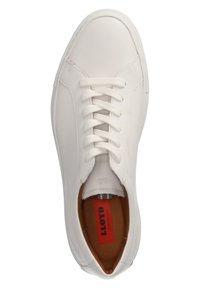 Weiße Leder-Sneaker mit runder Zehenpartie, flachen Schnürsenkeln und dezenten Nähten. Die braune Innensohle trägt ein Markenlabel in Rot. Glatte Textur.