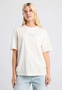 Crème katoenen t-shirt met korte mouwen, relaxte pasvorm, met een lichtblauwe "Taste of Summer" print en fruitige grafische accenten op de voorkant.