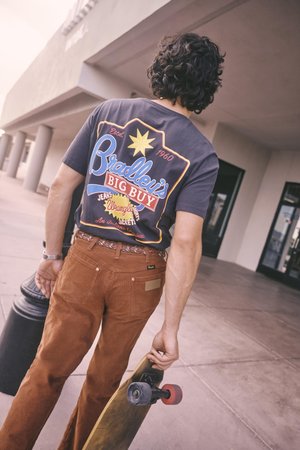 WRANGLER X STRANGER THINGS BRADLEYS BIG BUY TEE - Nyomott mintás póló - washed black