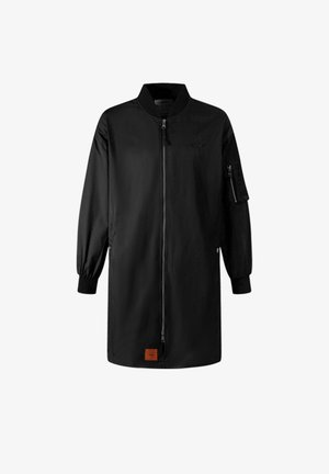 Schwarze Bomberjacke mit einem Frontreißverschluss, langen Ärmeln, gerippten Bündchen und einer Seitentasche. Hergestellt aus glattem, leichtem Material.