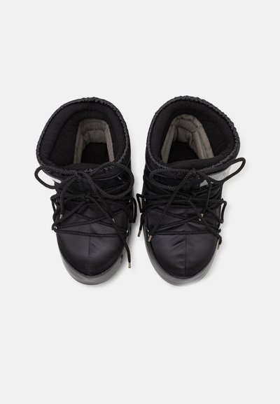 Black insulated boots with a smooth exterior, round toe, padded collar, and black laces. Soft inner lining in gray. Protective rubber sole.