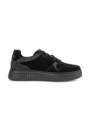 Zwarte lage sneaker met vetersluiting, dikke geribbelde zool en grijs luipaardprint detail op de hiel en zijpanelen.