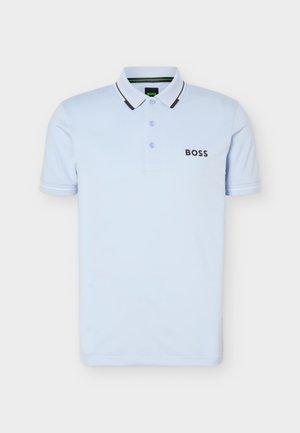 Svetlomodrá polo košeľa s krátkym rukávom, golierom na gombíky, čierno-bielym lemovaním na golieri a rukávoch a logom "BOSS" na ľavej strane hrudníka.
