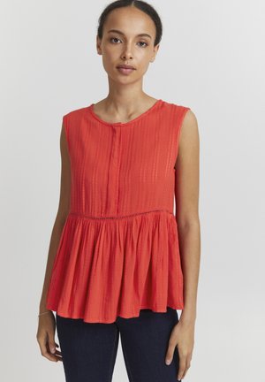 Rød ærmeløs top med rund halsudskæring, sammensamlet peplum nederste kant og lodrette stribestruktur detaljer. Let stof med subtile blonde accenter.