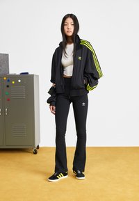 adidas Originals ESSENTIALS FLARED - Legingi — bikses - black