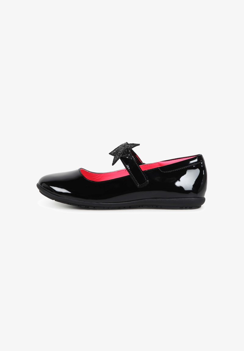 Chaussure Mary Jane noire brillante avec une décoration en forme d'étoile sur la bride et un intérieur rouge vif, vue de profil sur fond blanc.