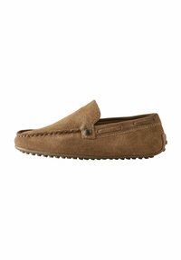Braune Wildleder Slipper mit genähten Details, runder Spitze und Gummisohle, die mit kleinen Traktionsnoppen ausgestattet ist.