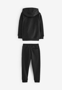 Sort bomulds hoodie og sweatpants sæt. Hoodien har en forhåndslomme og ribbede manchetter; bukserne har et elastisk taljebånd og sidelommer.