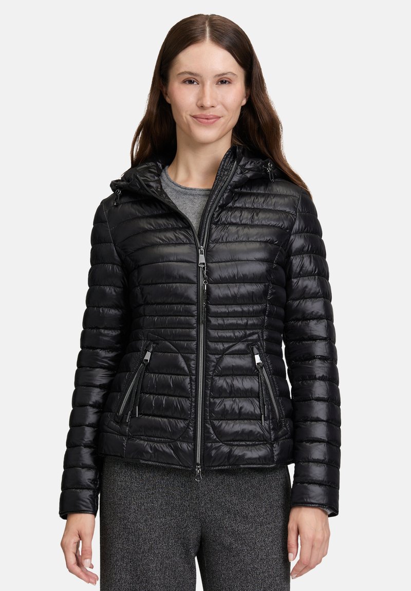 Sort, quiltet jakke med en tætsiddende design, hætte, lynlås foran og to sidelommer. Letvægtsstof med en glat tekstur.