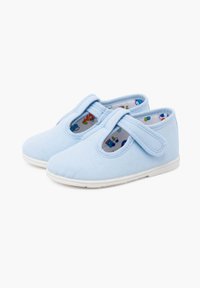 Scarpe di tela azzurro chiaro con punta rotonda e strap in Velcro; suola in gomma bianca; rivestimento in tessuto a fantasia con veicoli colorati.