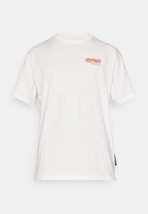T-shirt bianca a maniche corte in cotone, con logo rosso "FWT" sul lato sinistro, collo rotondo e etichetta tessuta sulla cucitura laterale.