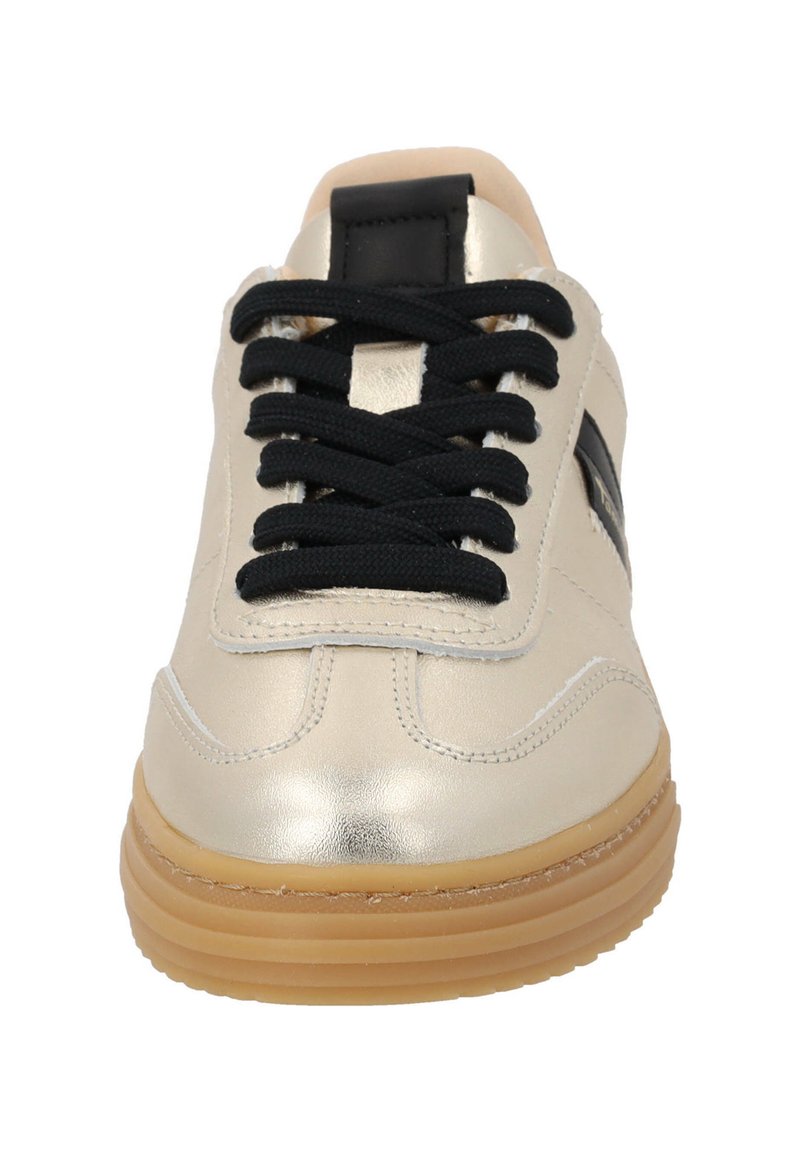 Cremefarbene Sneaker mit metallic Finish, schwarzen Schnürsenkeln und einer Gummisohle. Schlichte Silhouette mit dezenten Stichdetails.