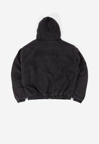 Juodas gobtuvas striukė su surinktu hemu, raukšlėtais rankogaliais ir tekstūruotu "WASTED" logotipu ant nugaros. Pagaminta iš minkštos, patvarios medžiagos.