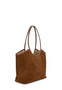 Borsa tote in suede marrone con manici curvati rifiniti in pelle, parte superiore aperta e accentuazione dorata del logo sul lato. Texture morbida e forma rettangolare.