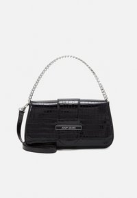 Pochette en cuir noir gaufré crocodile avec chaîne argentée et plaque logo métallique "JOOP! JEANS" sur le rabat avant.