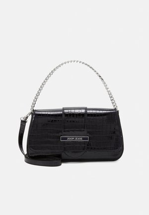 Pochette en cuir noir gaufré crocodile avec chaîne argentée et plaque logo métallique "JOOP! JEANS" sur le rabat avant.