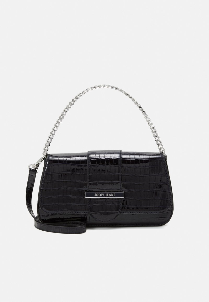 Pochette en cuir noir gaufré crocodile avec chaîne argentée et plaque logo métallique "JOOP! JEANS" sur le rabat avant.
