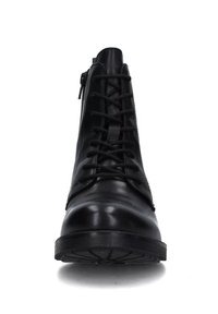 Stivaletti neri in pelle con una texture liscia, dotati di lacci e di una cerniera laterale, e suola in gomma robusta con un motivo scanalato.