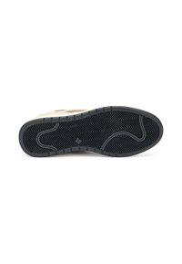 Suela de zapato de goma negra, con un patrón de banda de flictación y líneas curvas. Combinación de colores en beige y gris oscuro.