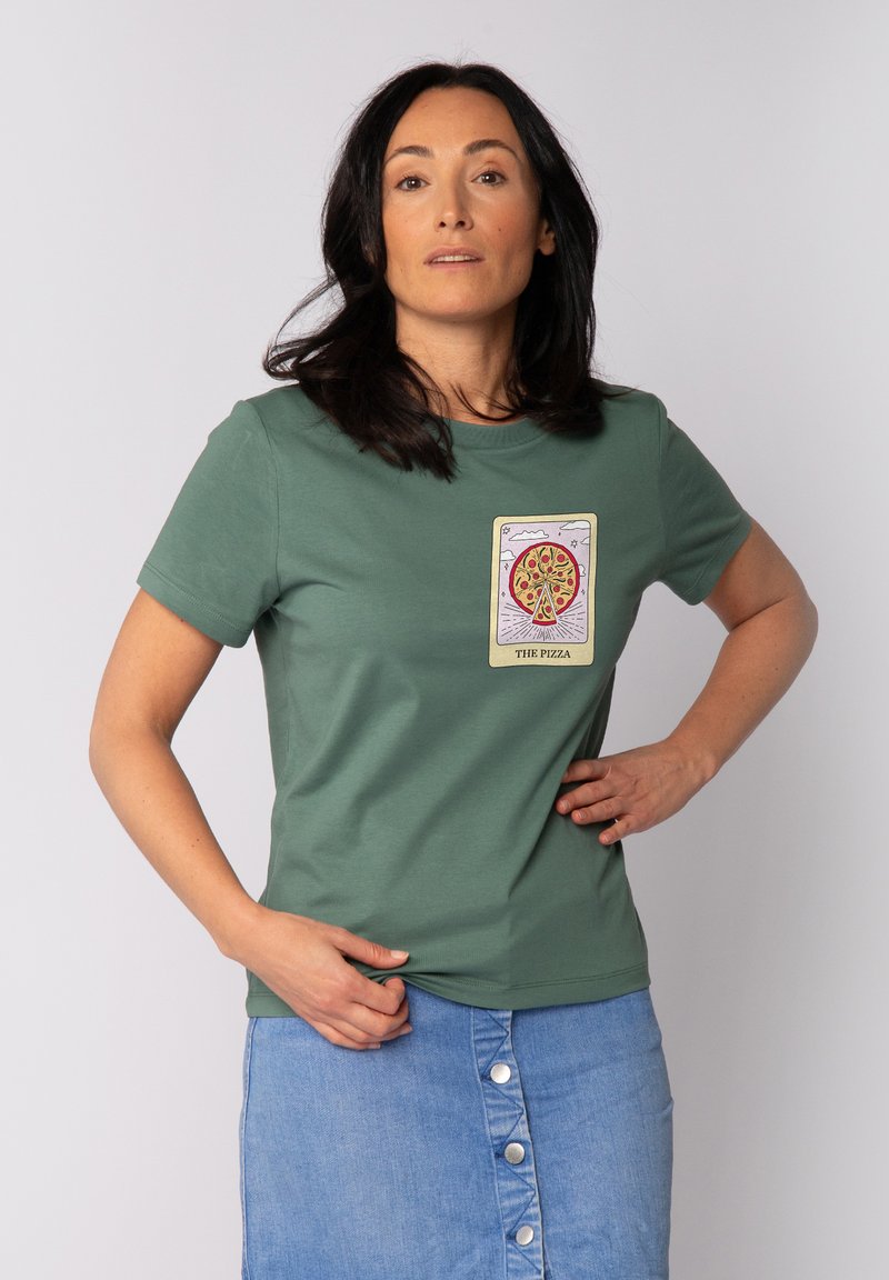 Groen katoen t-shirt met een centrale afbeelding van een pizza-slice, voorzien van kleurrijke toppings en de tekst "DE PIZZA" onder het ontwerp.