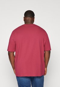 Lyle & Scott Základné tričko - rich burgundy