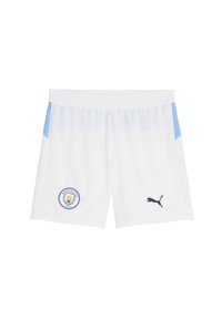 Bermudas deportivas blancas con paneles laterales azul claro, que presentan un logo circular del Manchester City y un logo de Puma en navy en la pierna derecha.