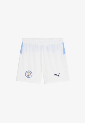 Pantaloni scurți albi de sport cu panouri laterale bleu deschis, având un logo circular Manchester City și un logo Puma bleu marin pe piciorul drept.