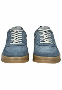 Blauwe suède sneakers met witte veters, geperforeerde details en een bruine rubberen zool. Heeft een ronde neus en een gevoerde kraag.