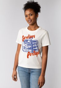Weißes Baumwoll-T-Shirt mit einem blau-orangenen Sardinendosen-Grafikdruck und dem Text "Sardinen Portugal", der prominente positioniert ist. Kurze Ärmel, Rundhalsausschnitt.