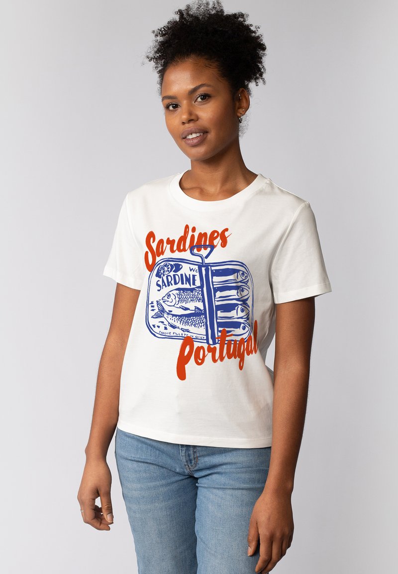 Weißes Baumwoll-T-Shirt mit einem blau-orangenen Sardinendosen-Grafikdruck und dem Text "Sardinen Portugal", der prominente positioniert ist. Kurze Ärmel, Rundhalsausschnitt.