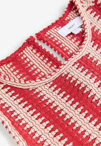 Top de ganchillo rojo con un patrón texturizado y detalles en crema, además de un escote en forma de ojo de cerradura. La etiqueta dice "NEXT."