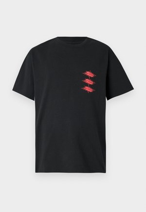 Zwarte katoenen T-shirt met een klein rood grafisch ontwerp op de linkerkant van de borst, korte mouwen en een klassieke ronde hals.