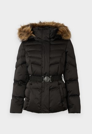Giacca invernale nera imbottita con un cappuccio in pelliccia sintetica marrone e una cintura decorativa con una fibbia circolare in vita.