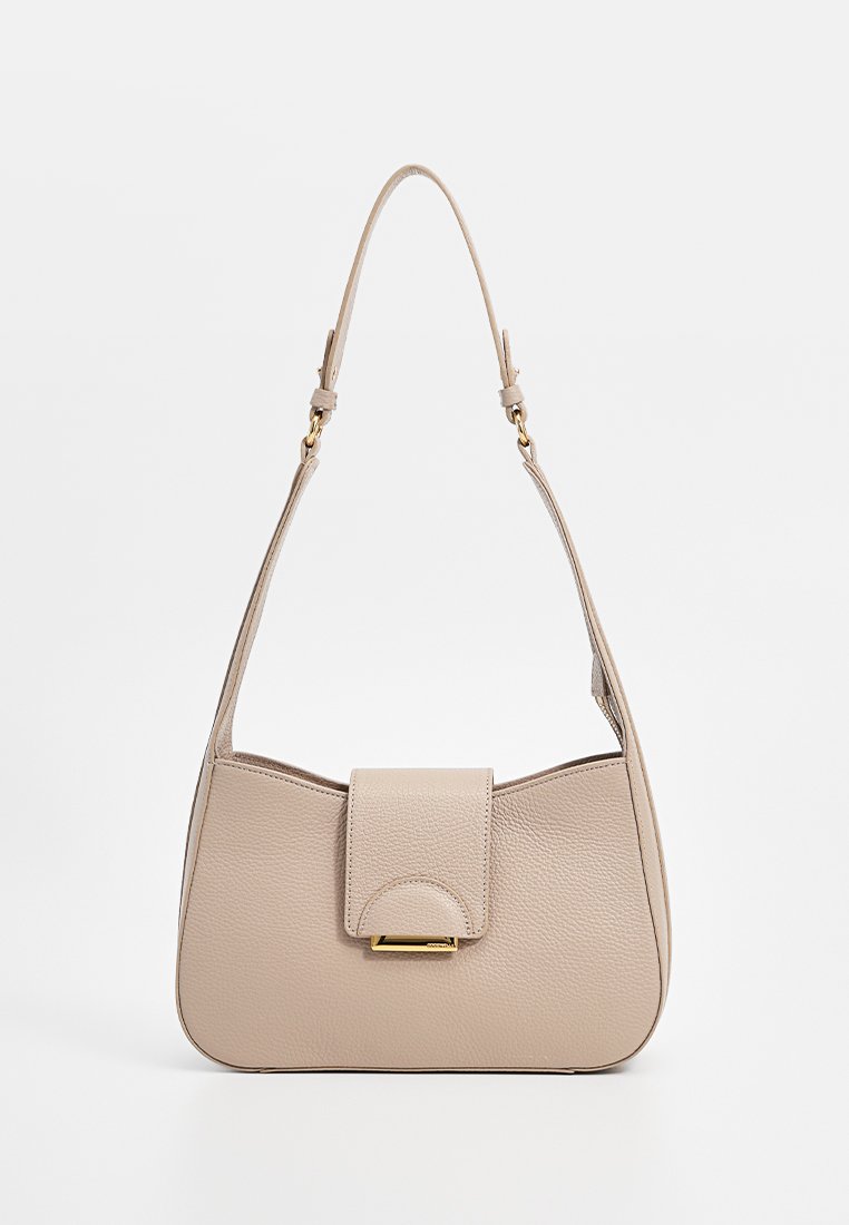 Beige Ledertasche mit strukturierter Form, gewölbtem oberen Teil und magnetischem Verschluss. Ausgestattet mit einem verstellbaren Tragegurt und Hardware in goldfarbener Ausführung.