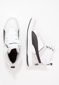 High-Top-Sneaker aus einer Kombination von weißem Leder, grauem Wildleder und schwarzen Akzenten; strukturierte Einsätze und weiße Schnürsenkel.