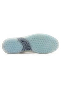 Suela de zapato hecha de goma azul claro con un patrón texturizado de panal, que presenta una sección central gris oscuro para mayor agarre.