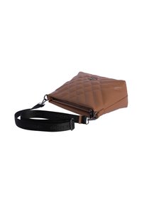 Bolso de imitación de cuero marrón acolchado con cierre de cremallera y correa negra ajustable que presenta un logo en relieve. Forma rectangular con textura suave.