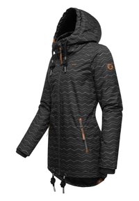 Zwarte jack met een zigzag patroon, voorzien van een capuchon, rits aan de voorkant, trekkoordverstellingen en bruin lederen accenten.