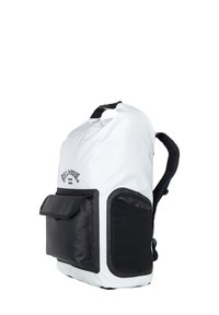 Mochila impermeable blanca con acentos negros, correas ajustables, un bolsillo frontal y detalle del logo en la parte superior.