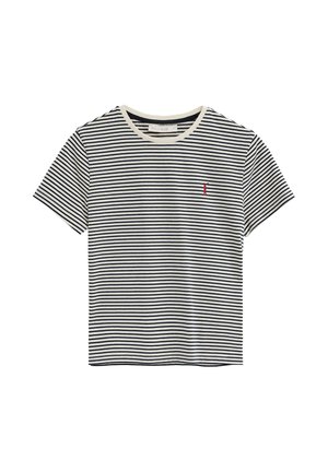 Camiseta blanca de manga corta con finas rayas horizontales negras y una pequeña figura roja bordada en el pecho izquierdo.