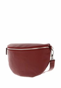 Sac bandoulière en cuir rouge avec une forme arrondie, fermeture zippée sur le dessus, quincaillerie en argent et une sangle ajustable pour un port polyvalent.