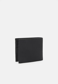 Svart bifold-lommebok laget av teksturert stoff, med flere kortspor og et enkelt design med sømsdetaljer.