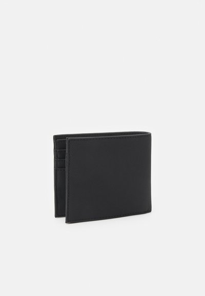 Portefeuille bifold noir en tissu texturé, doté de plusieurs emplacements pour cartes et d'un design simple avec des accents cousus.